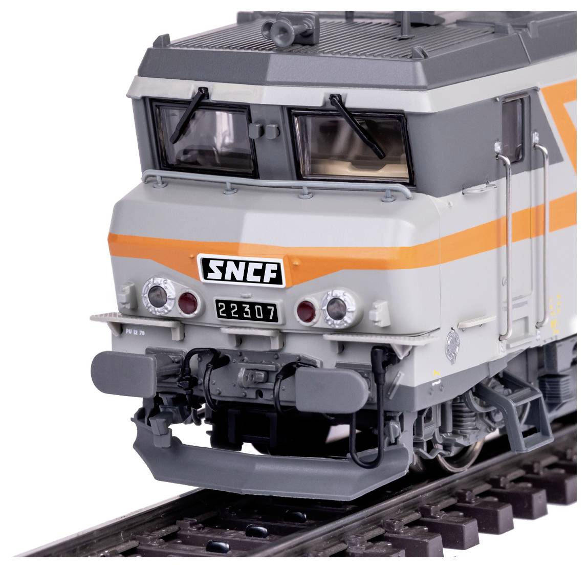 Ein grau-orangefarbenes SNCF-Zugmodell auf Schienen, das seine Frontgestaltung und Details präsentiert, mit realistischen Merkmalen und Texturen.