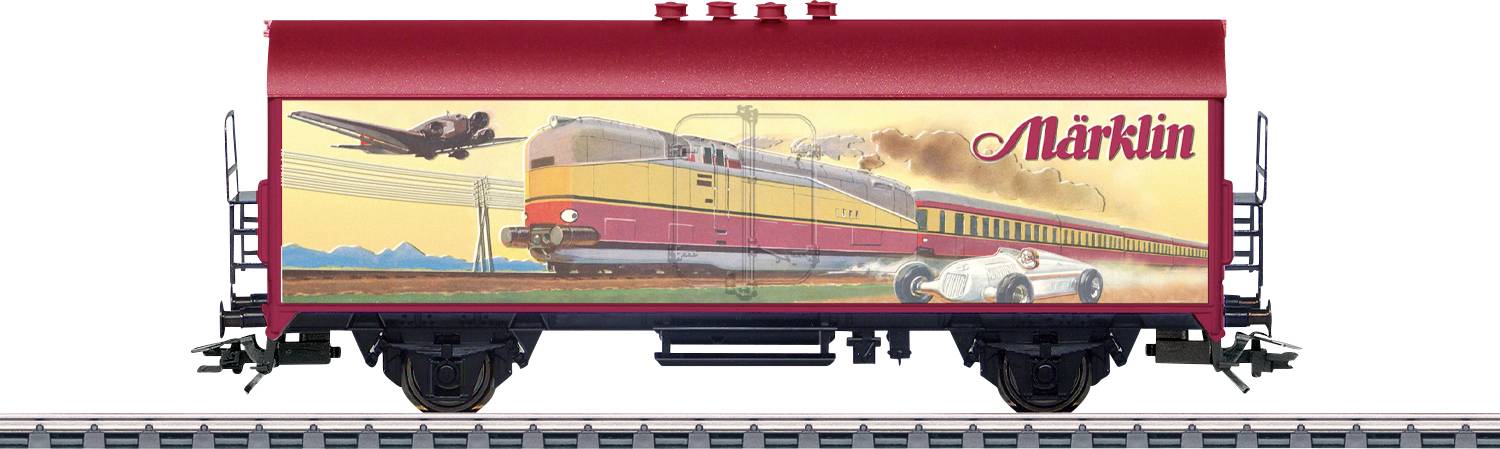 Modelleisenbahnwagen mit Vintage-Kunstdesign, das ein Flugzeug, einen Zug und einen Rennwagen zeigt. Das Wort 'Märklin' ist in roter Schrift dargestellt.