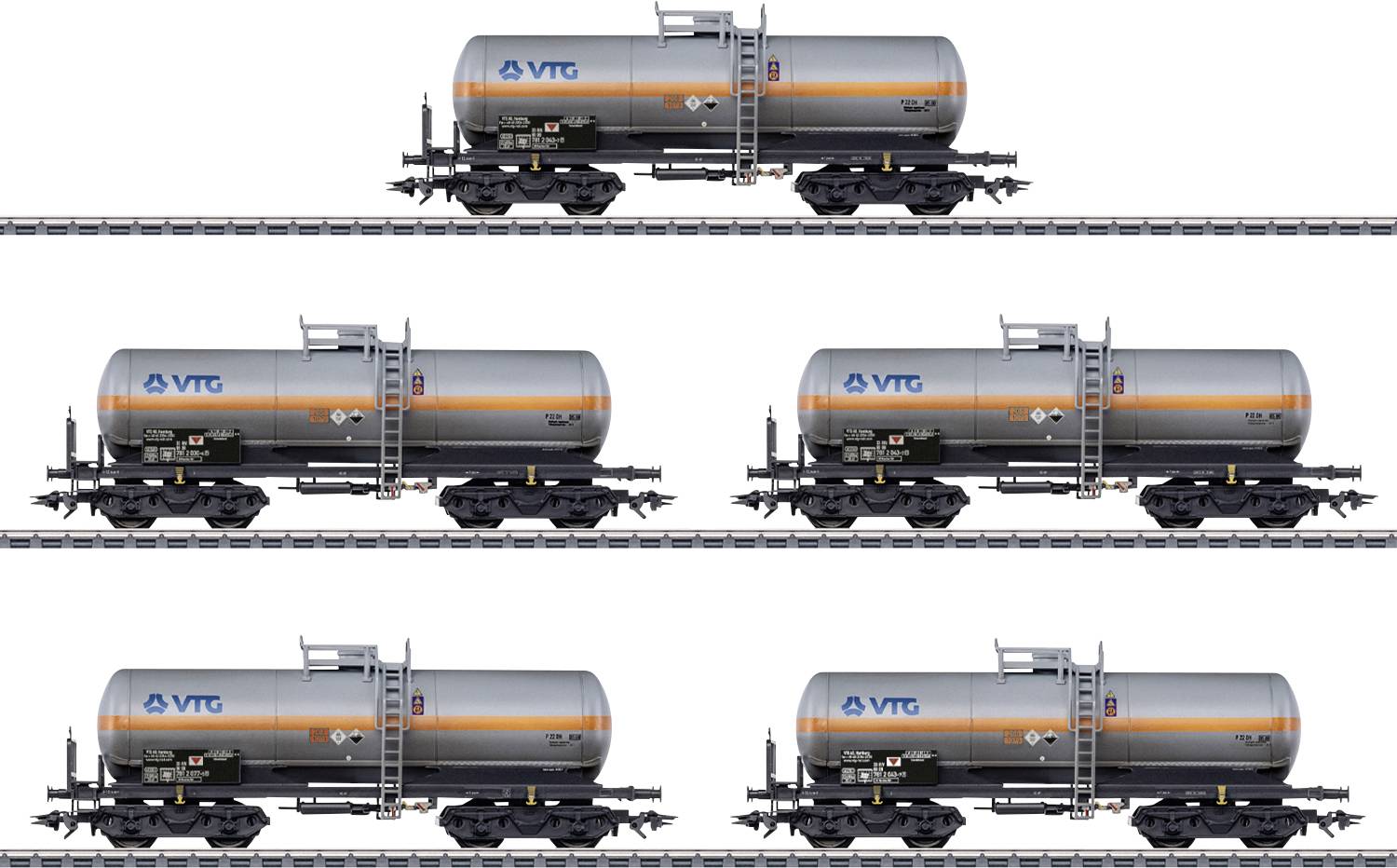 Fünf graue Kesselwagen mit orangefarbenen Streifen, mit der Aufschrift 