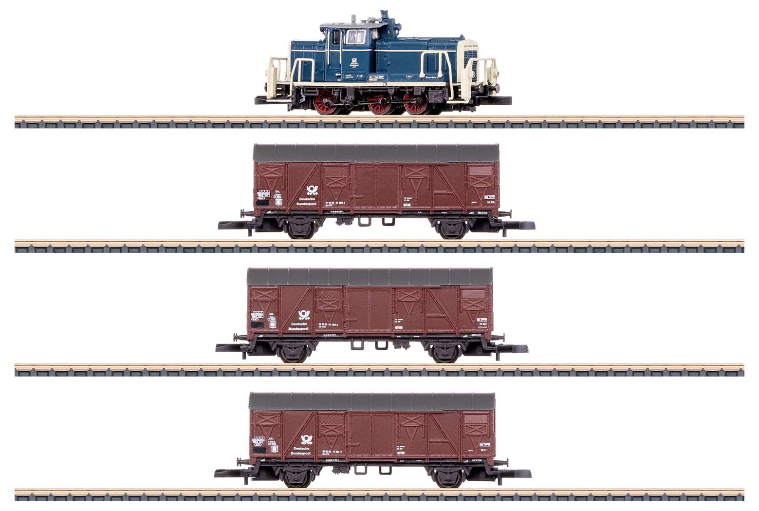 Eine blaue Lokomotive steht auf einem Gleis, mit drei braunen Güterwagen, die unterhalb auf separaten Gleisen aufgereiht sind, jeweils identisch in ihrer Gestaltung.