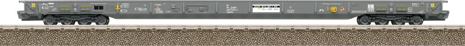 Ein grauer Eisenbahnwagen mit Sicherheitssymbolen und Identifikationsmarkierungen steht auf einem Gleis und präsentiert Räder und Firmenlogos.