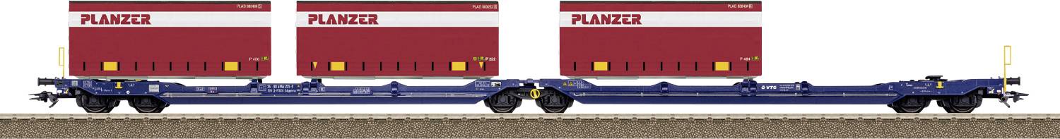 Ein blauer Schienenflachwagen transportiert drei rote Frachtcontainer mit der Aufschrift „PLANZER
