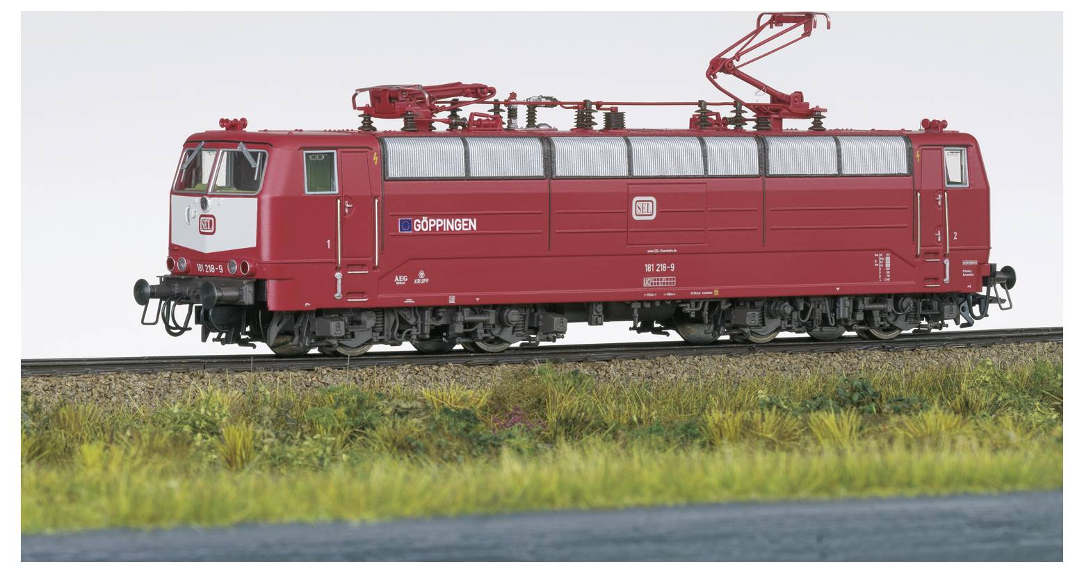 Ein roter Elektrozug mit der Aufschrift „Göppingen