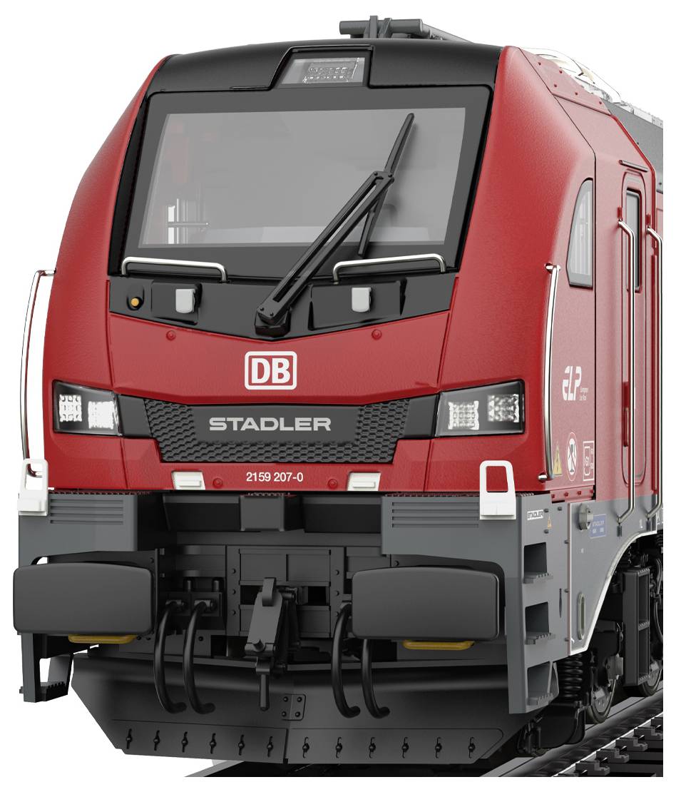 Eine rote Diesel-Elektro-Lokomotive mit modernem Design, ausgestattet mit dem Logo 'DB Stadler' auf der Front, mit Scheinwerfern und Kupplungsausrüstung.