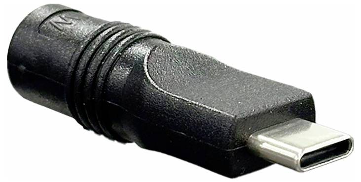 „Nahaufnahme eines schwarzen USB-C zu rundem DC-Netzteiladapter mit strukturierter Griffzone nahe dem Anschluss, der zum Aufladen von Geräten vorgesehen ist.