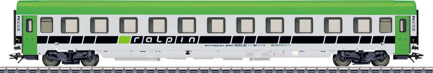 Ein Modelleisenbahnwaggon mit grünem Dach und weißem Korpus trägt die Aufschrift 'Falpin' und schwarze horizontale Streifen, der auf Bahnschienen präsentiert wird.