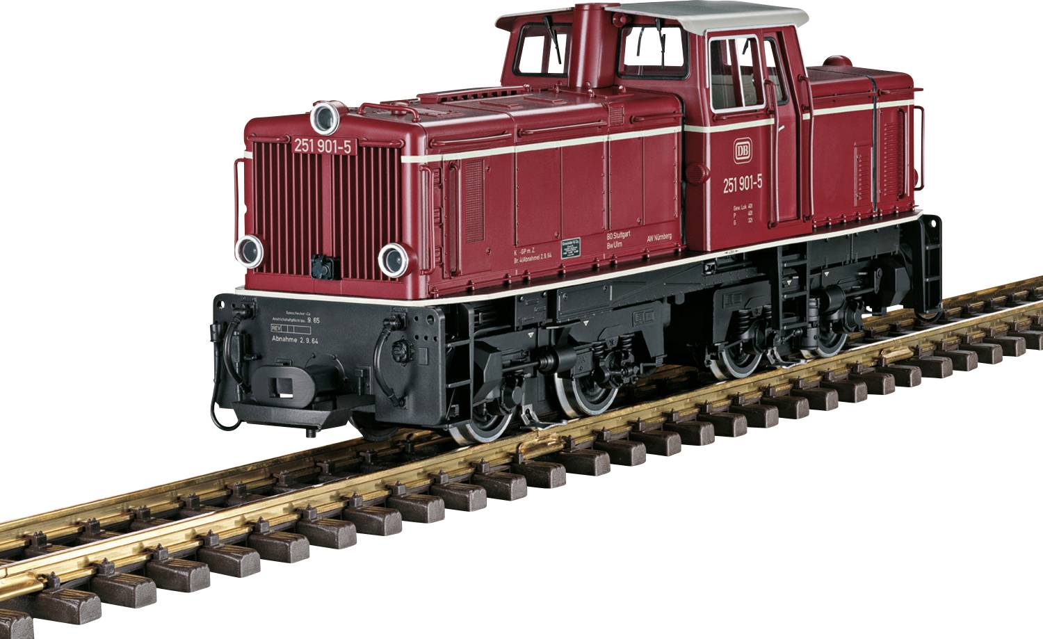 Eine rote Modelleisenbahn-Lokomotive mit detaillierten Merkmalen ist auf einem Satz paralleler Gleise positioniert und zeigt ausgeklügelte Designelemente.
