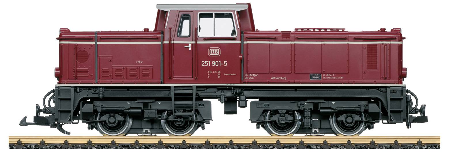 Eine rote Modelleisenbahn-Lokomotive auf einem kurzen Gleisabschnitt, die detaillierte Designmerkmale zeigt und eine Nummer '251 901-5' an ihrer Seite trägt.