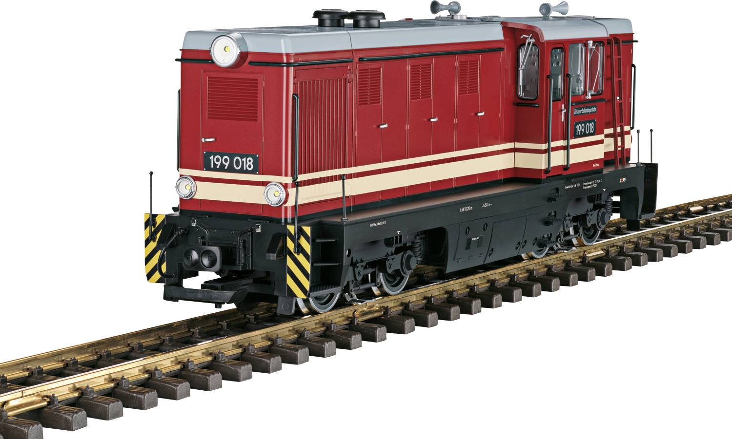 Eine rot-weiße Vintage-Lokomotive auf Schienen, mit der Bezeichnung '199 018', versehen mit Sicherheitsstreifen an der Front, vor einem einfarbigen Hintergrund.