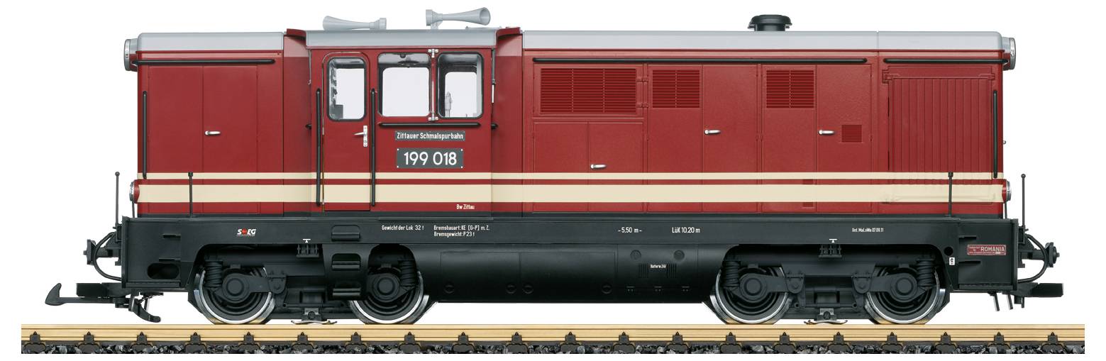 Ein Modell einer roten und beigen Diesellokomotive mit der Bezeichnung '199 018', das ausgestellt ist und detaillierte Gestaltung und Merkmale vor einem weißen Hintergrund präsentiert.