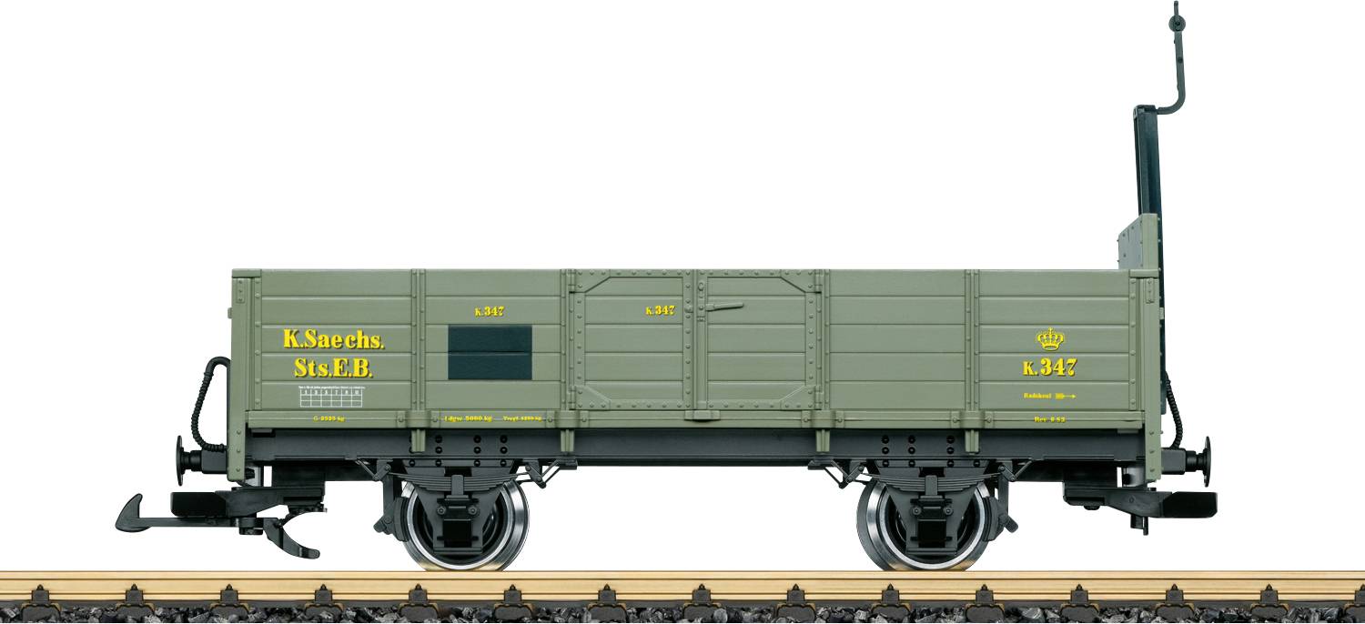 Ein grüner Vintage-Güterwagen mit Flachwagen-Design, Metallrädern und seitlichen Beschriftungen 