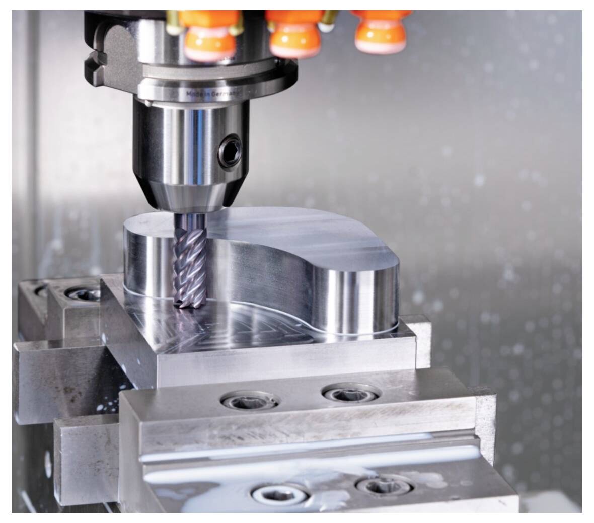 Eine CNC-Maschine fräst ein Metallbauteil präzise und demonstriert dabei industrielle Präzision und fortschrittliche Fertigungstechnologie.