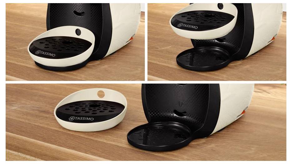 Drei Ansichten eines Kaffeemaschinen-Abtropfblechs, die dessen herausnehmbares Design für einfache Reinigung demonstrieren. Der Hintergrund ist eine Holzoberfläche.