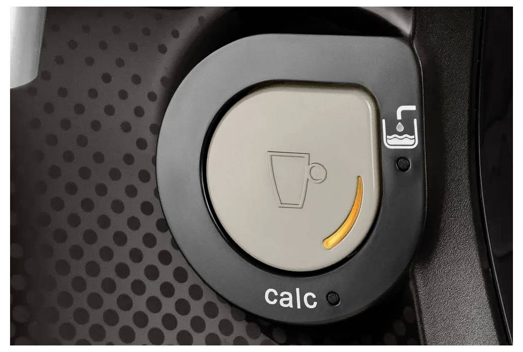 Kaffeemaschine mit Entkalkungsanzeige, gekennzeichnet durch eine orangefarbene Lichtleiste neben einem Wasser- und Tassensymbol, was auf erforderliche Wartungsarbeiten hinweist.