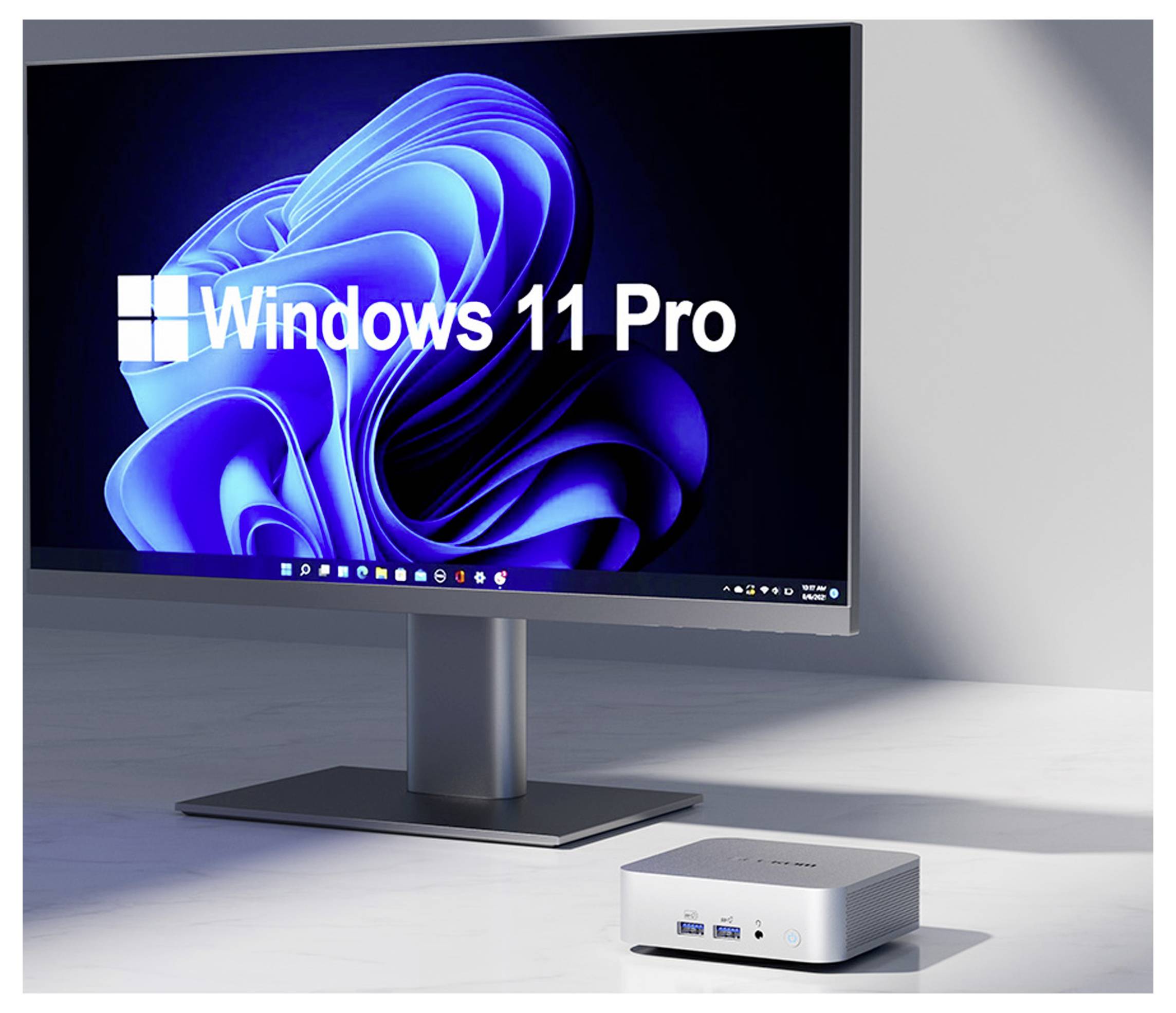 Ein Monitor zeigt das Logo von 'Windows 11 Pro' auf einem blauen abstrakten Hintergrund. Ein kleines, weißes Computergerät mit USB-Anschlüssen steht auf dem Schreibtisch.
