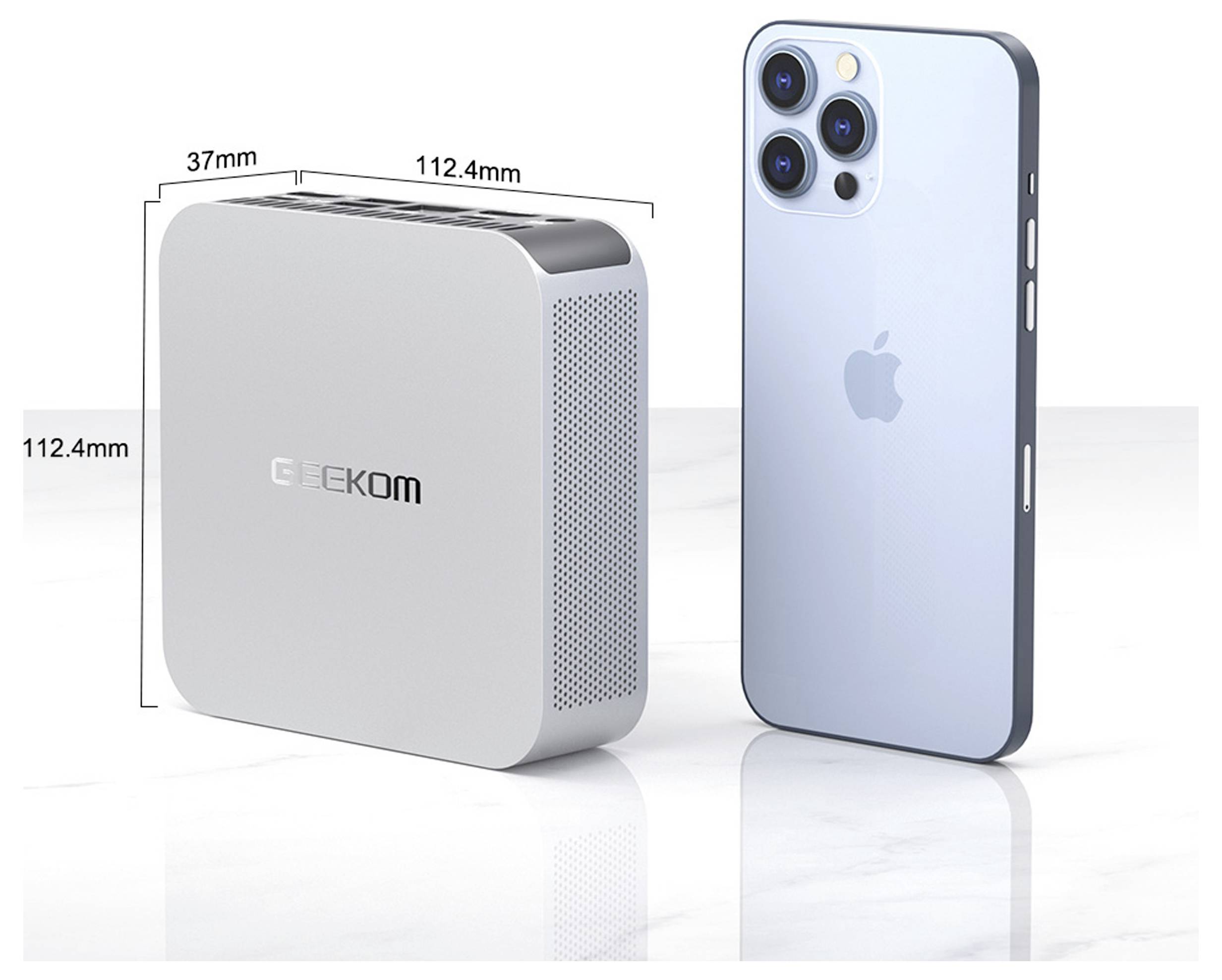 Ein Mini-PC mit den Abmessungen 112,4 mm x 37 mm x 112,4 mm wird neben einem Smartphone zur Größenvergleichung gezeigt.