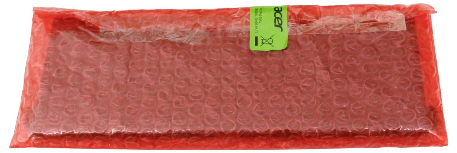 Ein roter, mit Luftpolsterfolie umwickelter Karton mit einem grünen Etikett, auf dem 