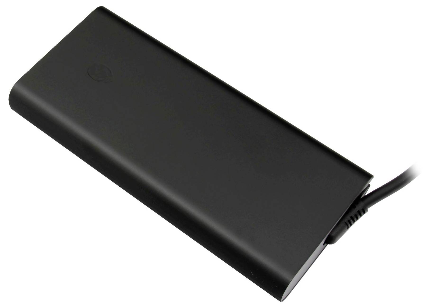 Eine schwarze rechteckige externe Batterie mit angeschlossenem Ladekabel, die auf einem weißen Hintergrund positioniert ist.