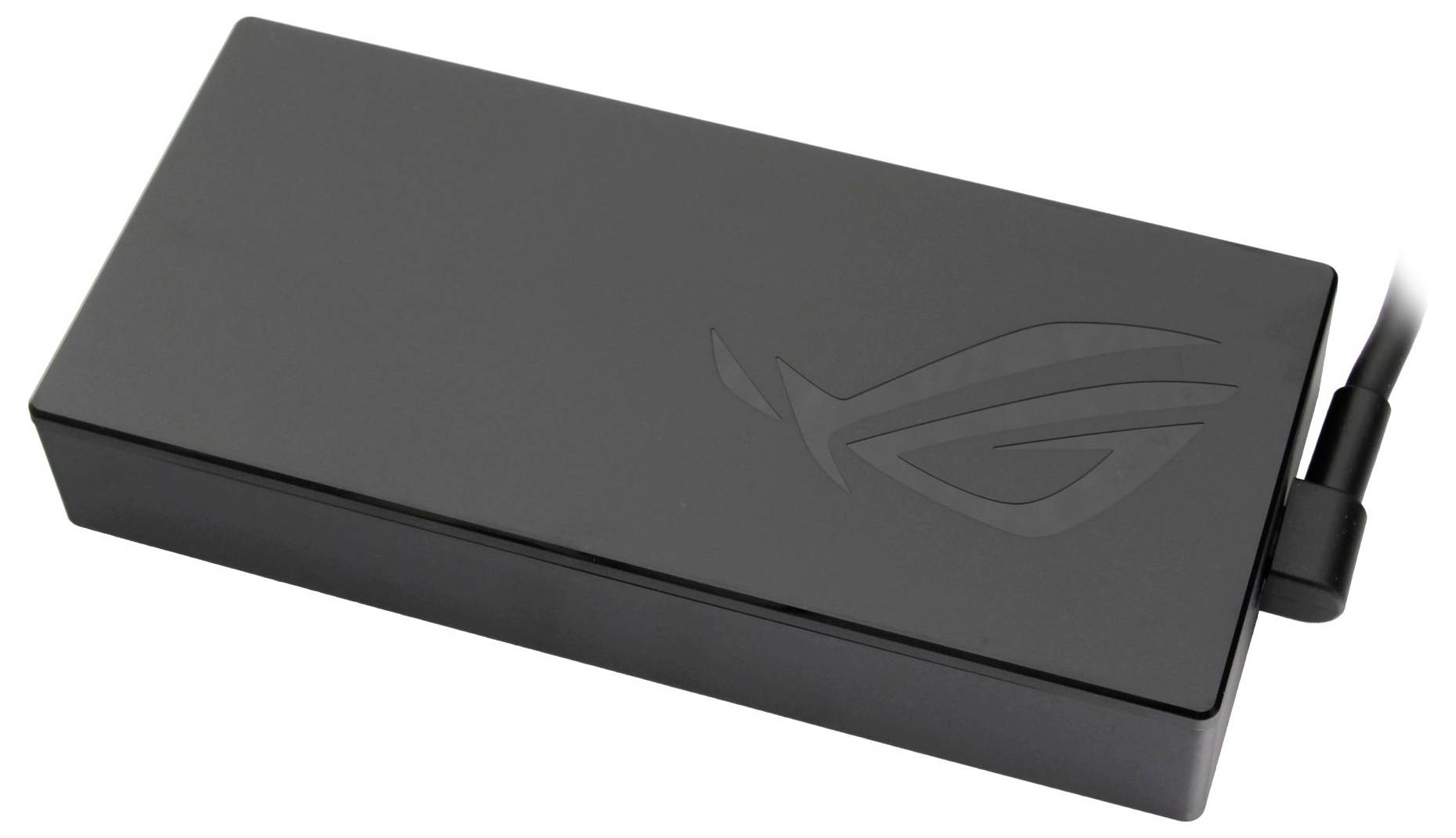 Ein schwarzer rechteckiger Netzteil mit einem angeschlossenen Kabel, das ein eingraviertes Logo auf seiner Oberfläche trägt.