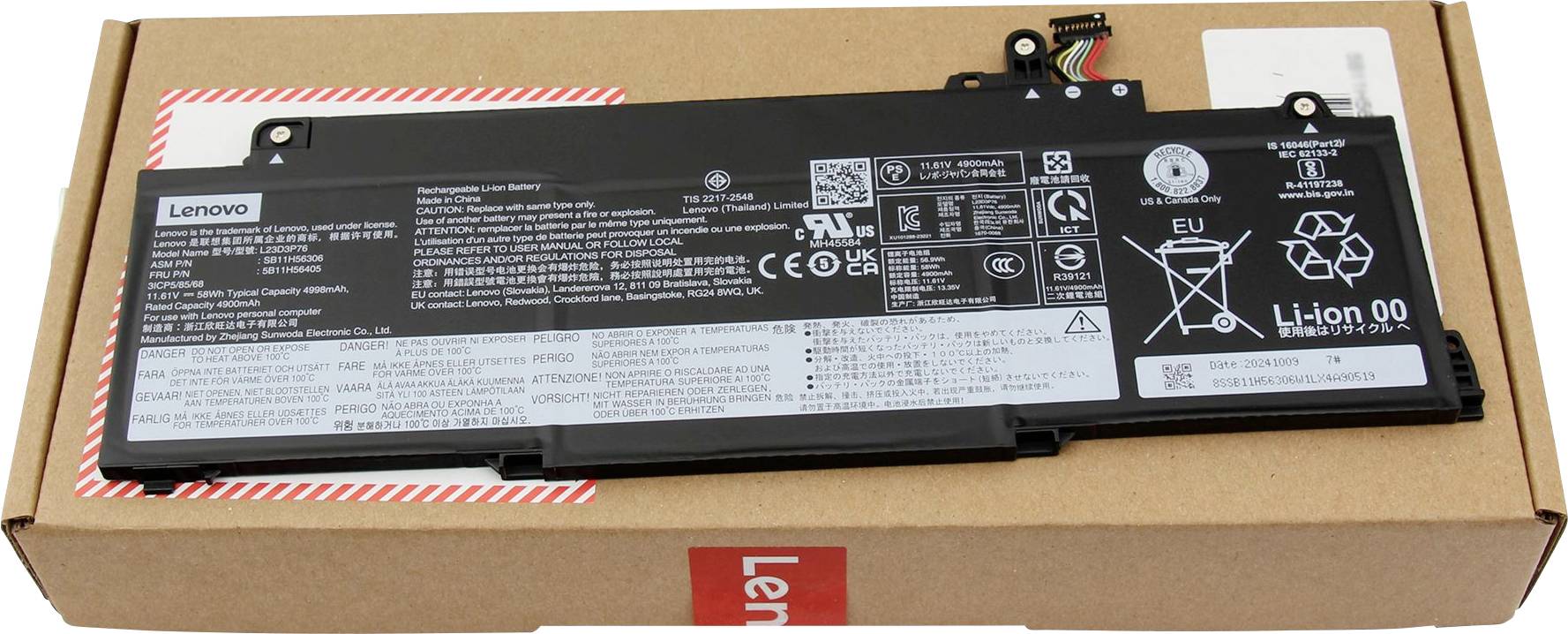 Eine schwarze Lenovo-Laptop-Batterie mit verschiedenen Zertifizierungssymbolen und Sicherheitswarnungen, die auf einer Kartonverpackungsschachtel platziert ist.