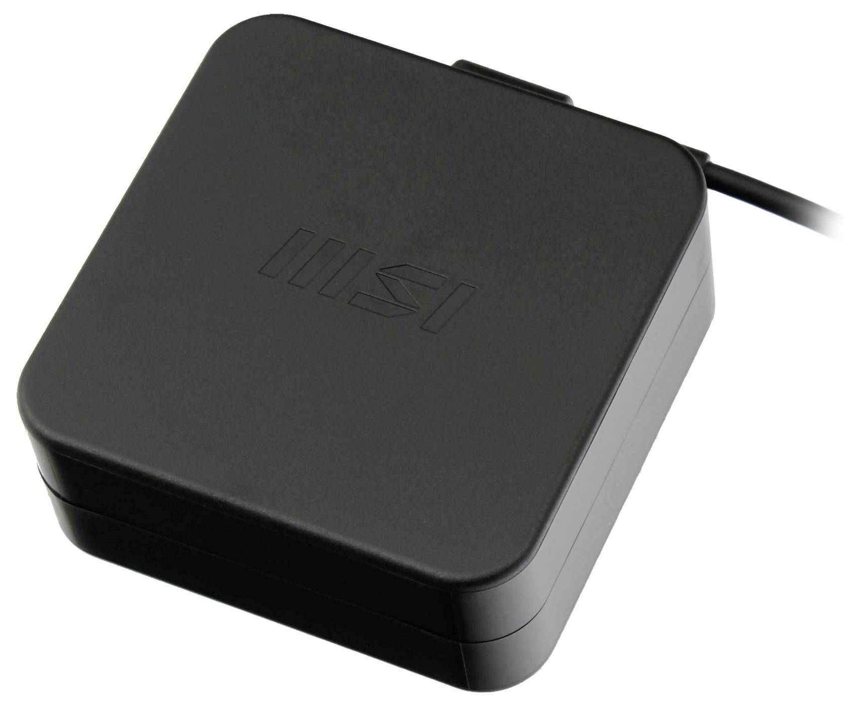 Ein schwarzer quadratischer Netzadapter mit sichtbarem Kabel, der auf der Oberseite ein geprägtes Logo trägt.