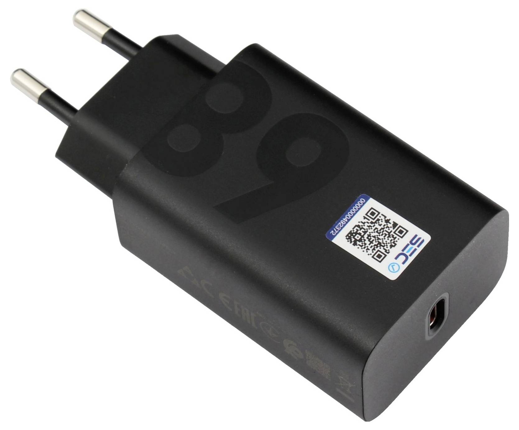 Schwarzer elektronischer Ladegerät mit europäischem Stecker. Ausgestattet mit einem QR-Code und der Modellnummer '89' an der Seite.