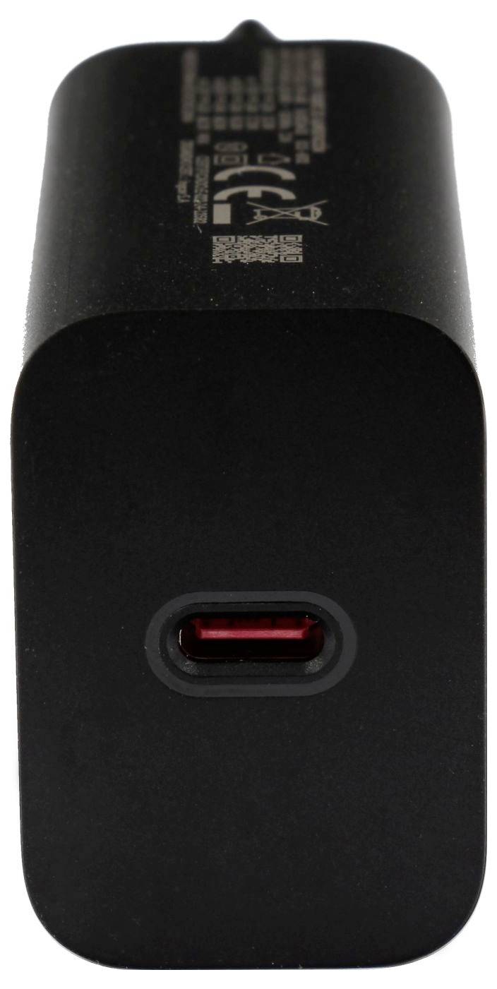 Ein schwarzer USB-C-Netzteil, von der Anschlussseite aus betrachtet, mit weißer Schrift auf der Oberseite, die Spezifikationen und Herstellerangaben anzeigt.