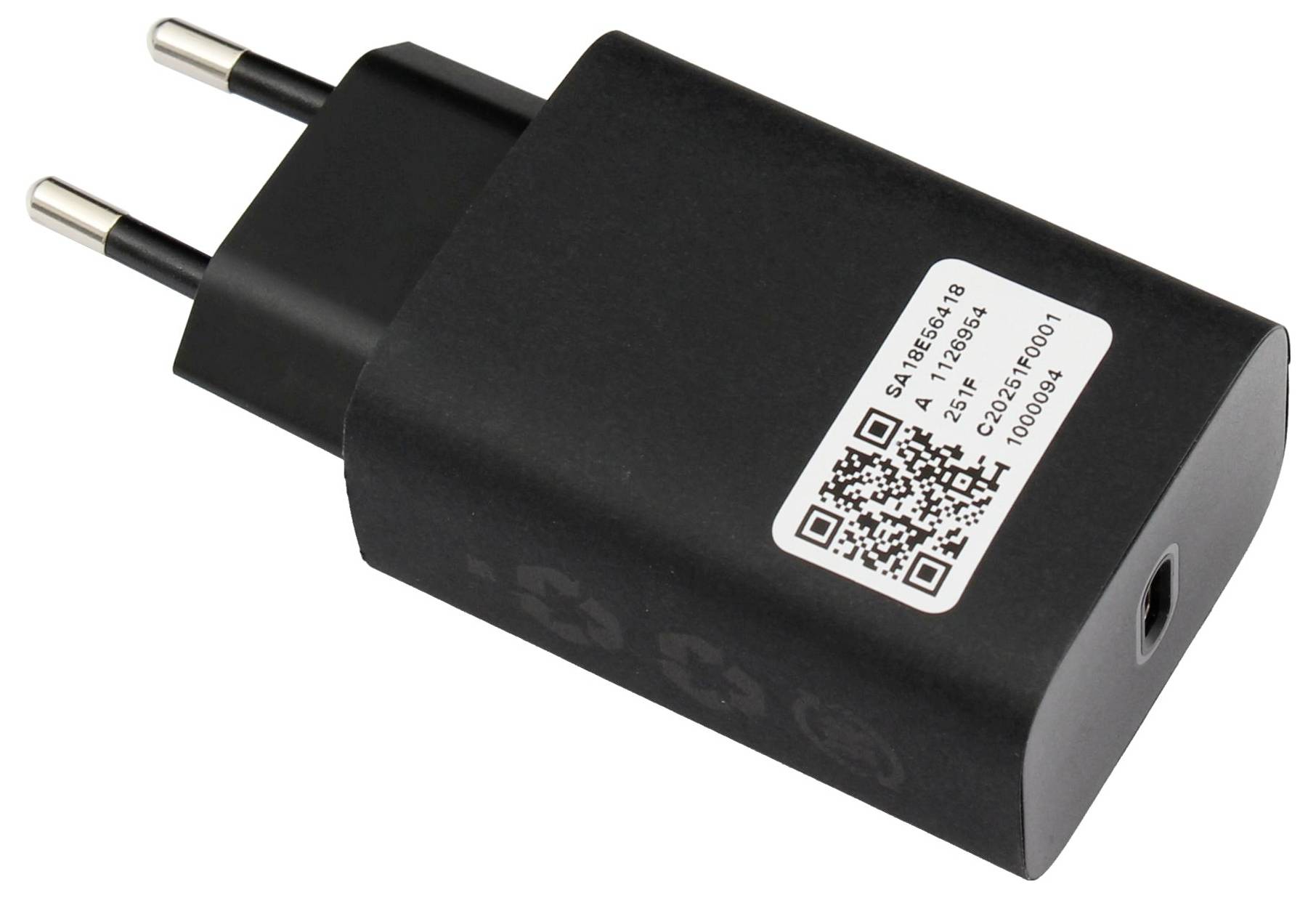 Ein schwarzer Steckdosenadapter mit zwei Stiften und einem QR-Code-Etikett an seiner Seite.