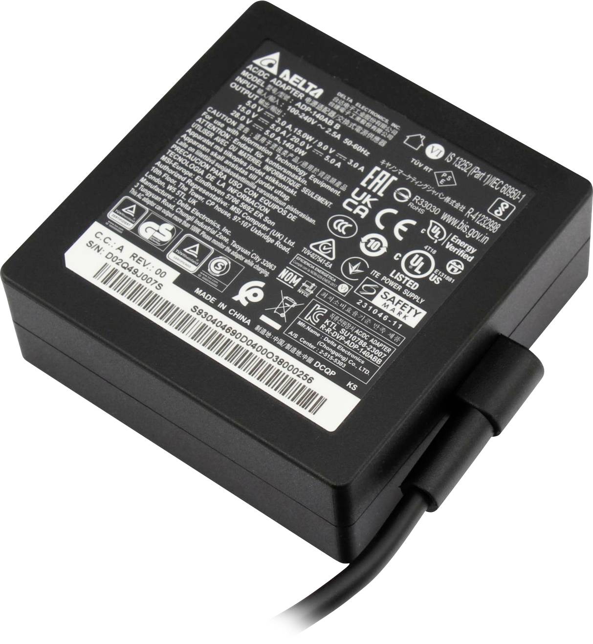 Ein schwarzer Delta Electronics Netzteil-Adapter mit verschiedenen Zertifizierungslogos und Spezifikationen, die auf seiner Oberfläche gedruckt sind, verbunden durch ein Kabel.