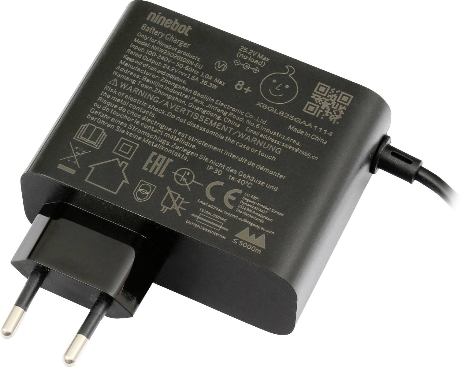 Ein schwarzes Ninebot-Ladegerät mit europäischem Stecker und Sicherheitsinformationen, die auf der Oberfläche gedruckt sind.