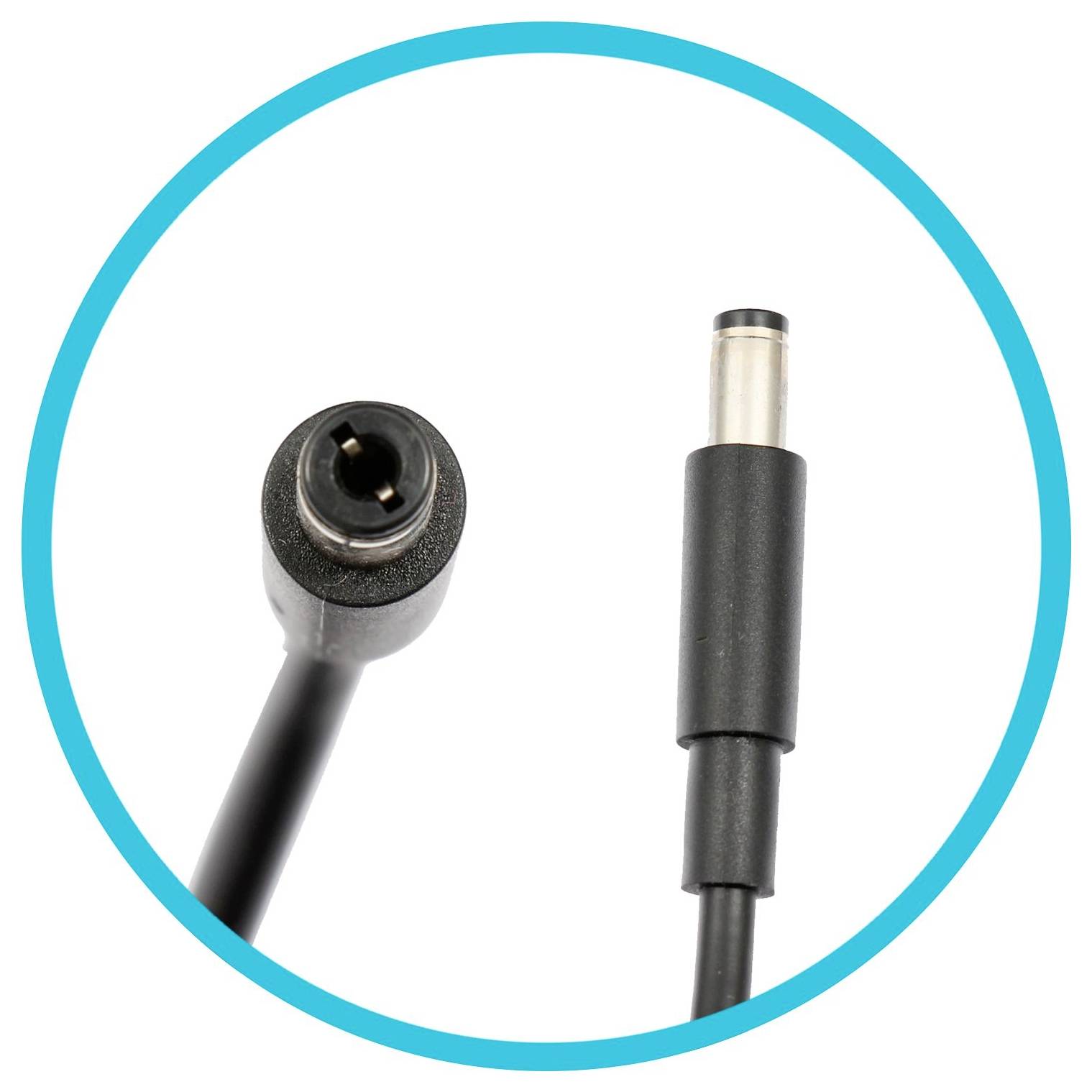 Nahaufnahme eines Laptop-Netzkabels und -Anschlusses, die sowohl das Anschlussende als auch den Stecker vor einem weißen Hintergrund mit einem blauen Kreisrand zeigt.