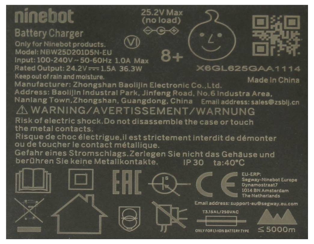 Ninebot Ladegerät. Modell: NBW2520D15N-EU. Eingangsspannung: 100-240V~50-60Hz 1,0A Max. Ausgangsspannung: 25,2V 1,5A. Nur für Innenräume. IP 30. Nur für Ninebot-Produkte.