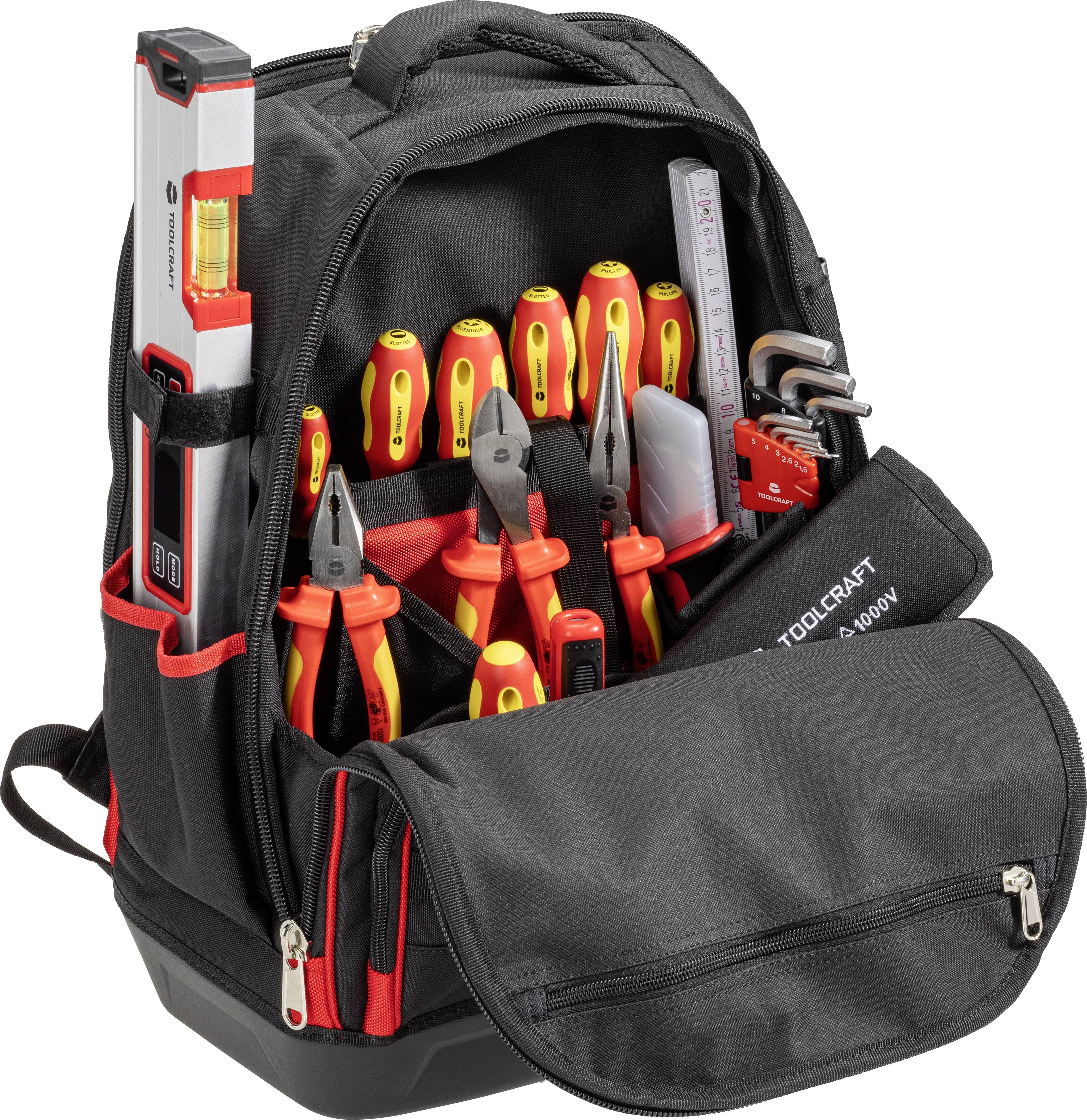 Ein schwarzer Werkzeug-Rucksack mit mehreren Fächern, der isolierte Schraubendreher, Zangen, einen Lineal und andere Werkzeuge enthält, speziell für Elektriker entwickelt.