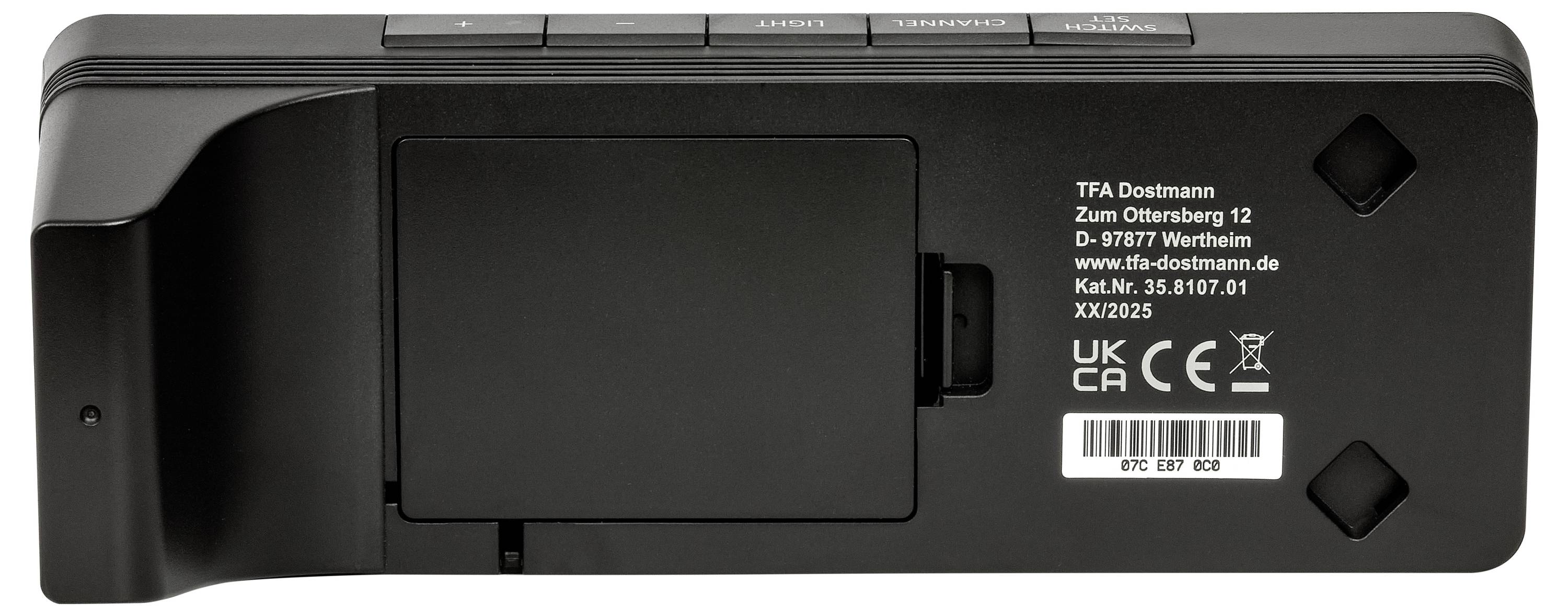 Rückansicht eines schwarzen elektronischen Geräts, die die Adresse des Herstellers, die Modellnummer, Zertifizierungen und einen Barcode zeigt.