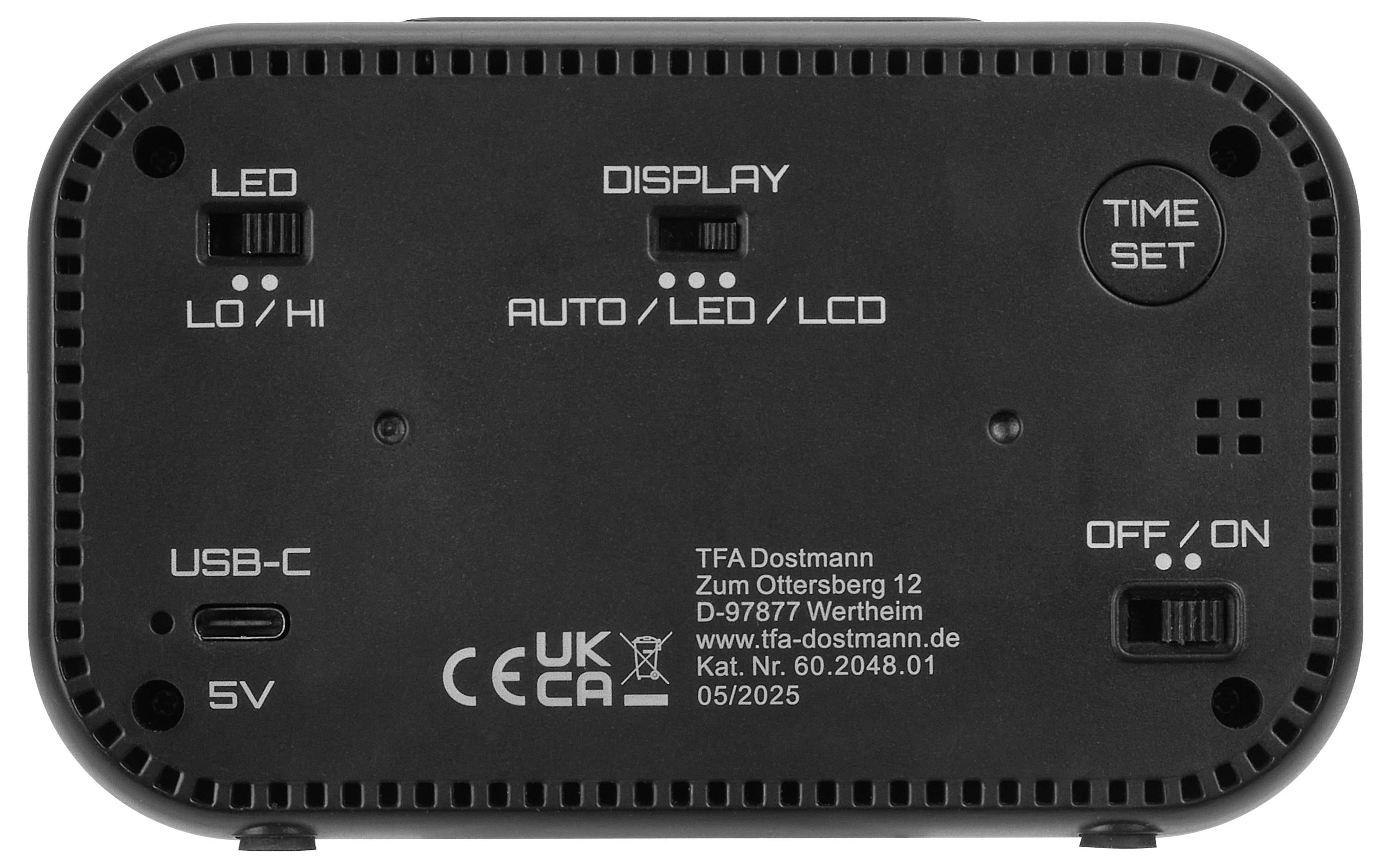 Rückansicht eines elektronischen Geräts mit USB-C-Anschluss, Einschaltknopf, LED und Anzeigeeinstellungen, Zeiteinstellungsknopf und Herstellerangaben.