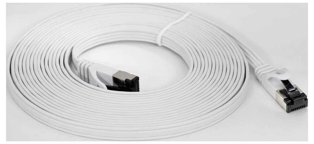 Ein aufgewickeltes weißes Ethernet-Kabel mit zwei RJ45-Steckern.