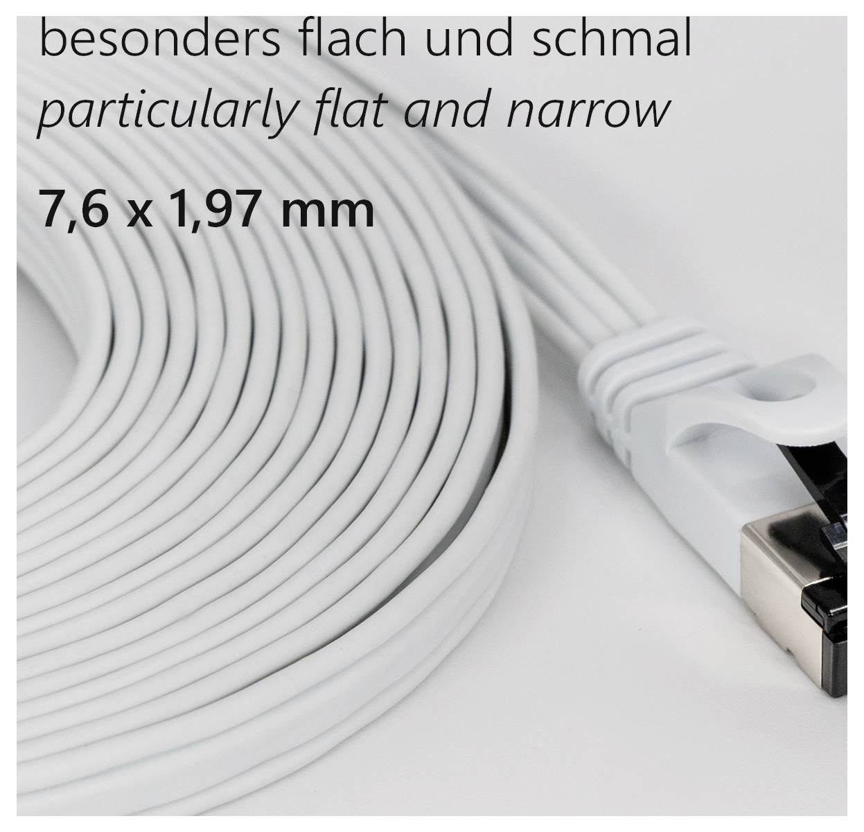 'Besonders flaches und schmales Kabel, 7,6 x 1,97 mm' steht auf dem Bild. Ein weißes Netzwerkkabel wird gezeigt, das eng gewickelt ist.