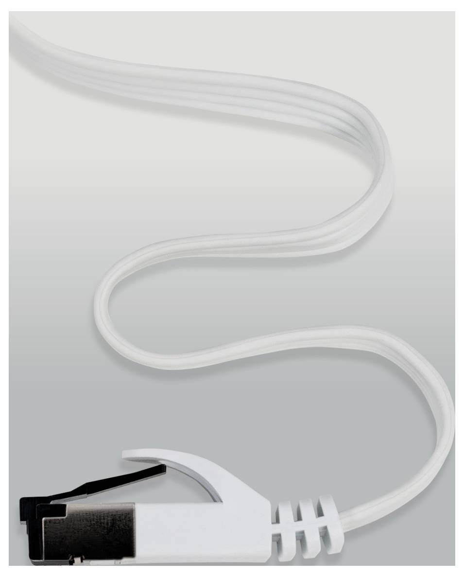 Ein weißes flaches Ethernet-Kabel mit Anschluss ist in einer eleganten Kurve vor einem Verlaufshintergrund in Grautönen aufgewickelt.