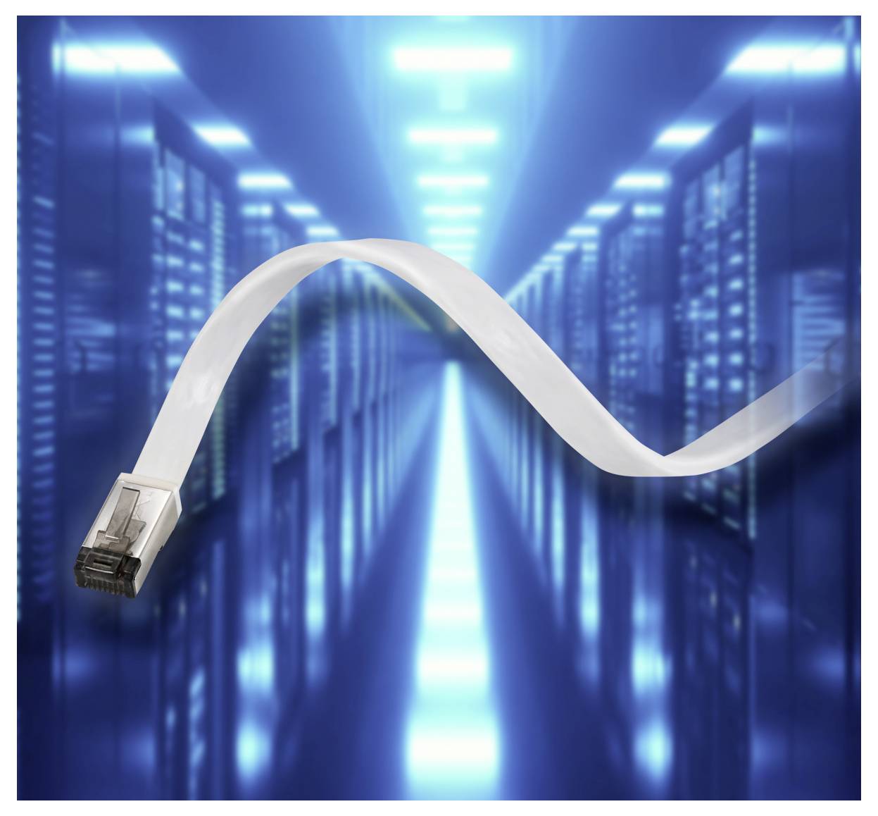 Ein Datenkabel hängt vor einem leuchtend blauen Serverraum und symbolisiert High-Speed-Internetverbindung und Datenübertragung.