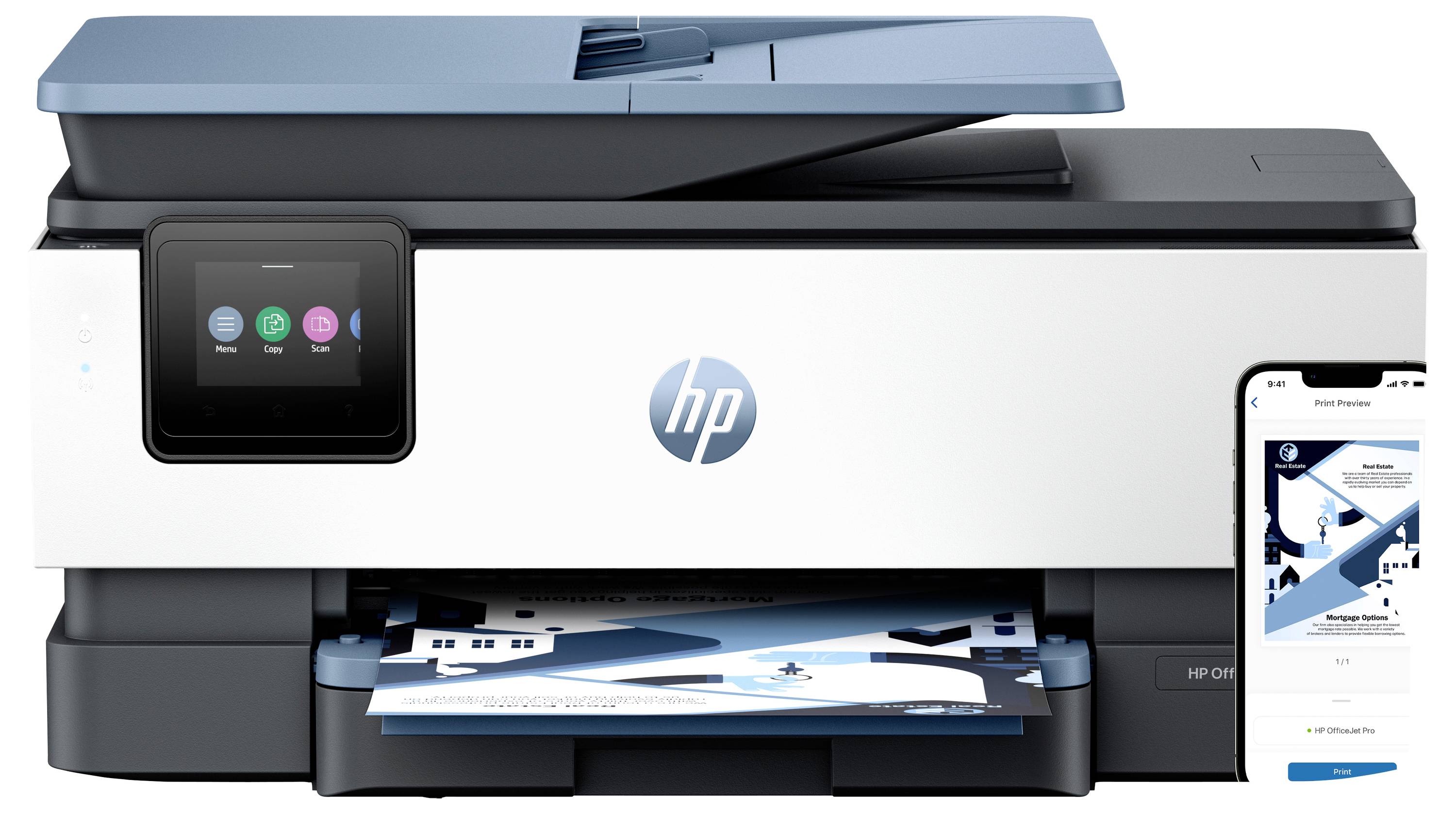 HP Multifunktionsdrucker mit Touchscreen-Display, der ein farbiges Dokument druckt, neben einem Smartphone gezeigt, das einen Druckapp-Bildschirm anzeigt.