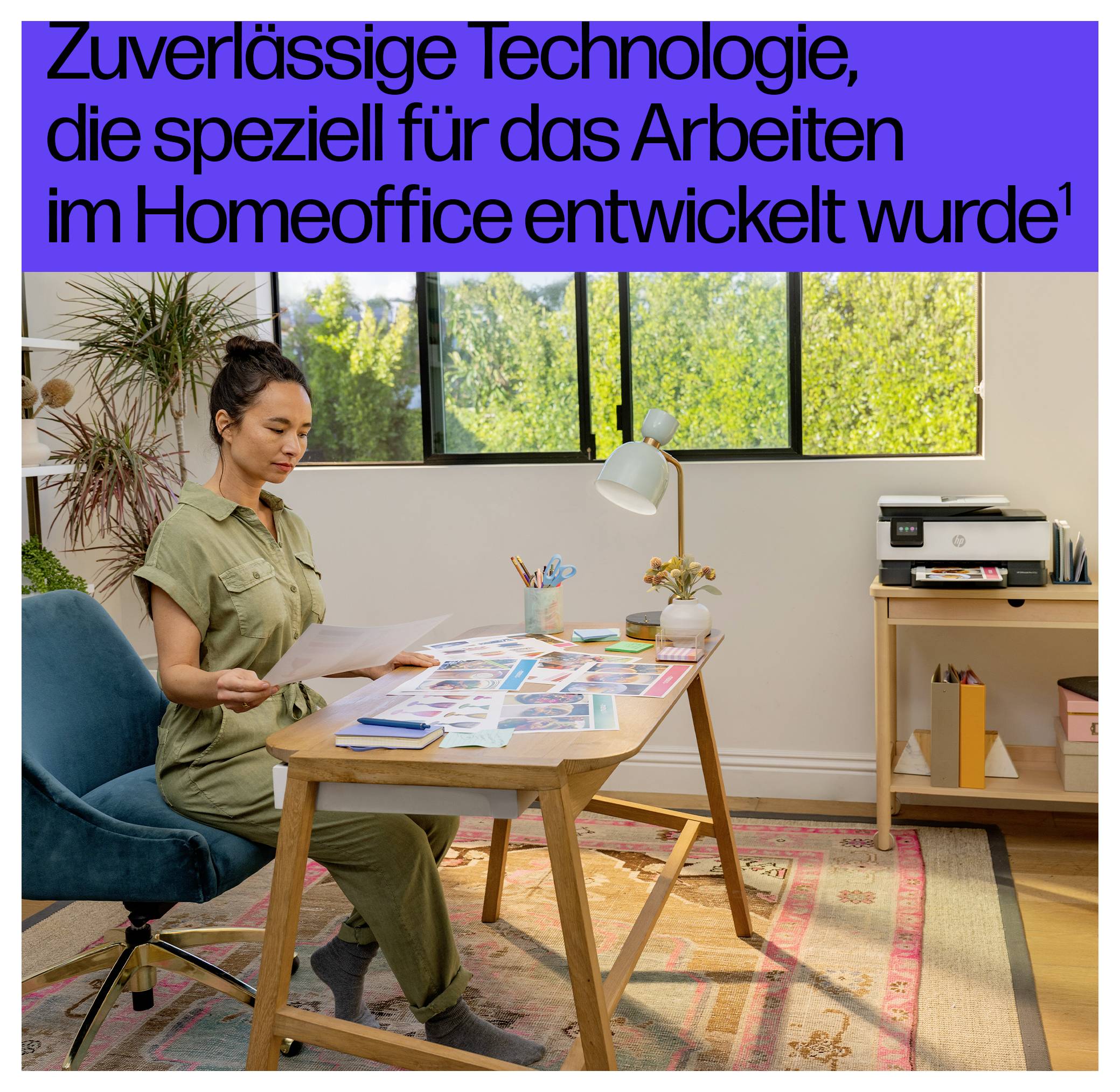 Frau am Schreibtisch mit Dokumenten und Laptop; Text lautet: 