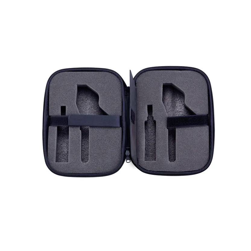 Schwarze Tragetasche mit maßgeschneiderten Schaumstoffeinsätzen zum sicheren Halten spezifischer Gegenstände, gegen einen weißen Hintergrund präsentiert.