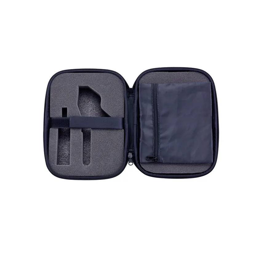 Eine kleine schwarze Tragetasche mit Reißverschluss, geöffnet, um maßgeschneiderte Schaumstoffausschnitte zur Organisation von Gegenständen und eine Reißverschluss-Netztasche an einer Seite zu zeigen.