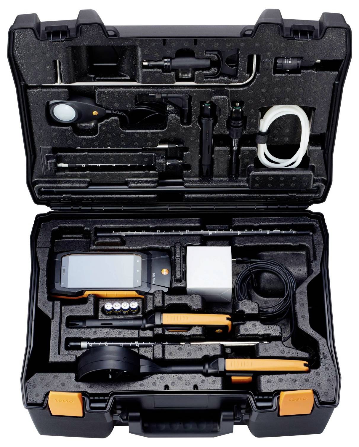 Ein offener schwarzer Werkzeugkoffer, der verschiedene Werkzeuge und Geräte enthält, darunter ein Multimeter, Messspitzen, Kabel und einen runden Sensor, die in Schaumstoff-Aussparungen organisiert sind.