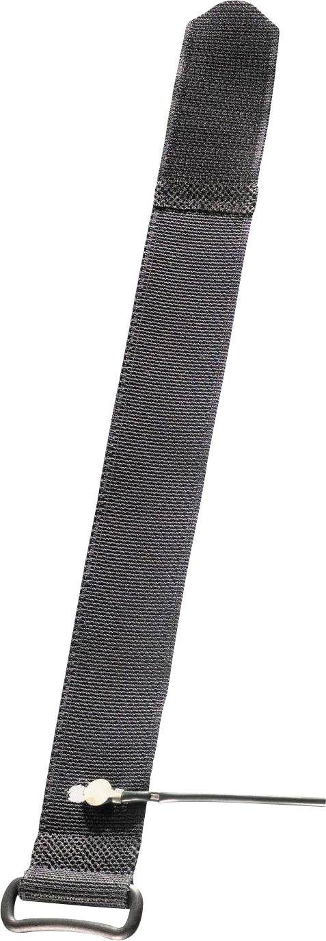 Schwarzer Nylonriemen mit einer Metallschnalle, versehen mit einem kleinen weißen Pin und angehängtem schwarzem Kabel.