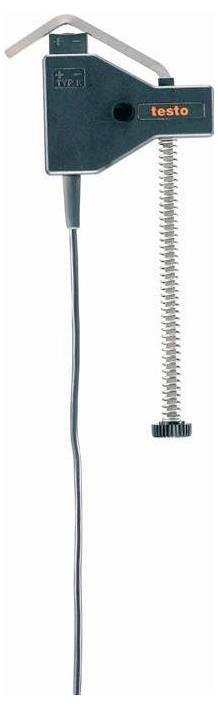 Eine Metalltemperatursonde mit einer gewickelten Leitung ist an einem Clip befestigt und wird zur Messung von Oberflächentemperaturen verwendet.