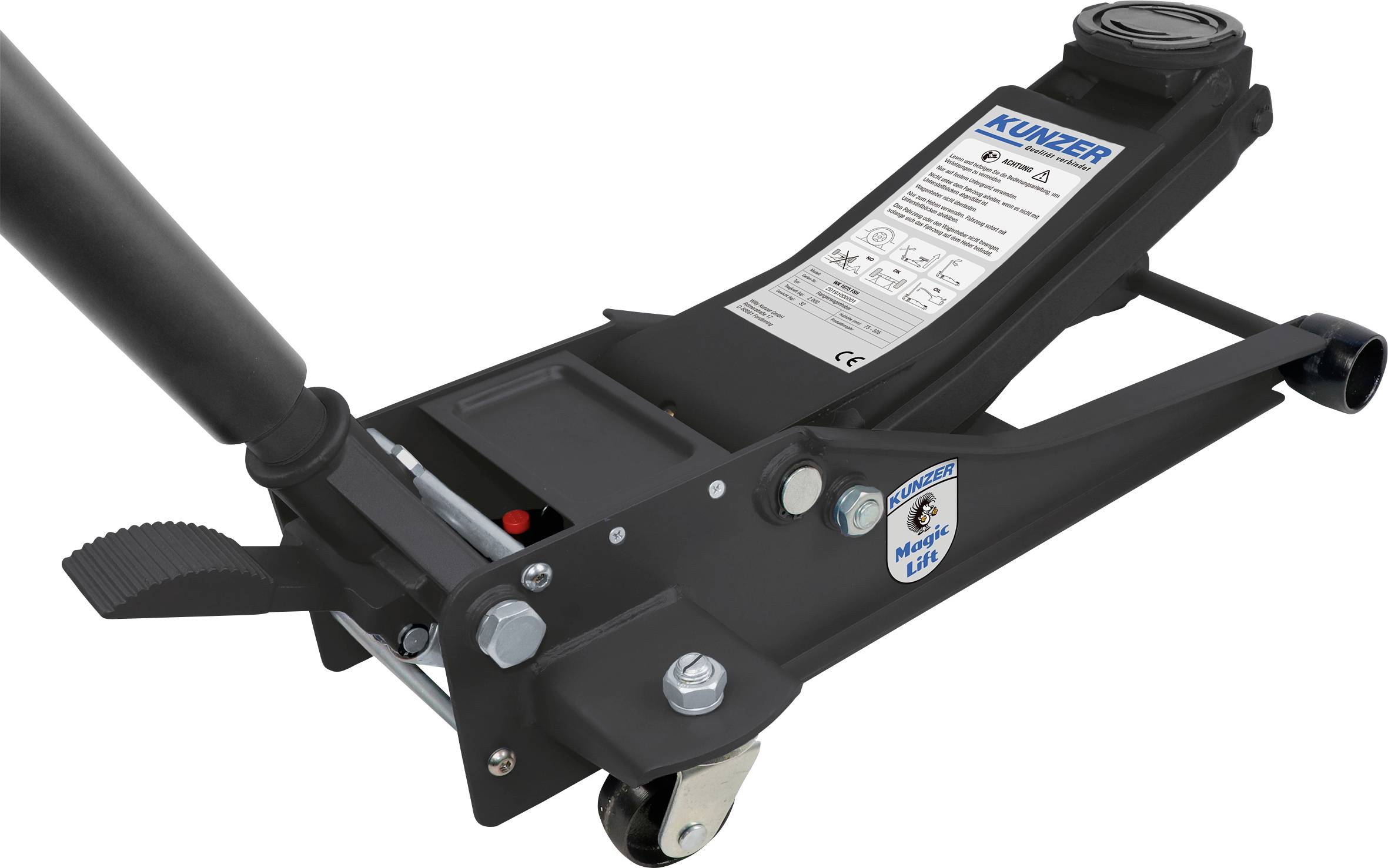 Ein schwarzer Wagenheber mit einem Griff und Rollen, geeignet zum Anheben schwerer Fahrzeuge; technische Details auf einem Etikett.