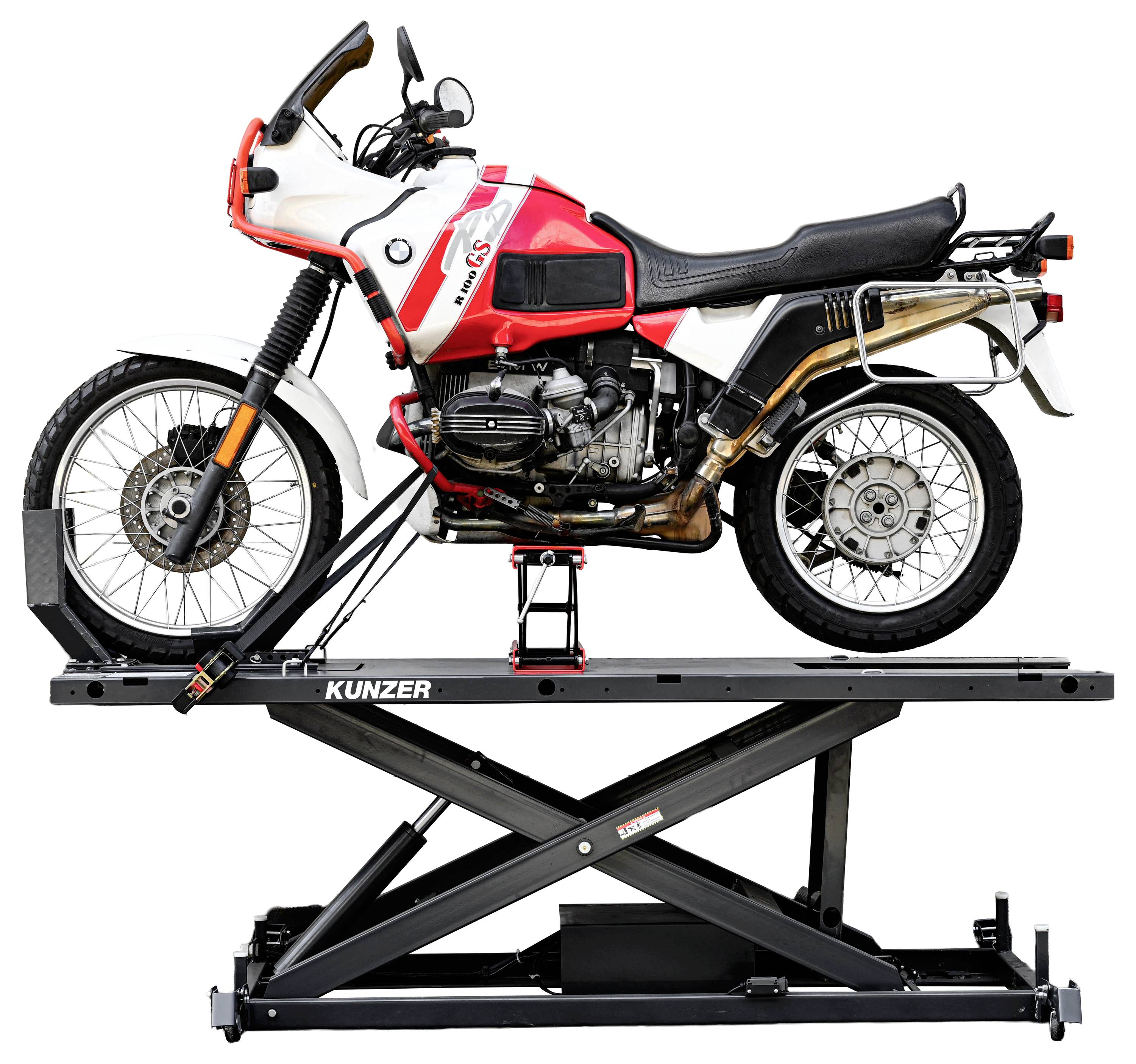 Ein rot-weißes Motorrad steht auf einer erhobenen hydraulischen Plattform und zeigt sein Seitenprofil.