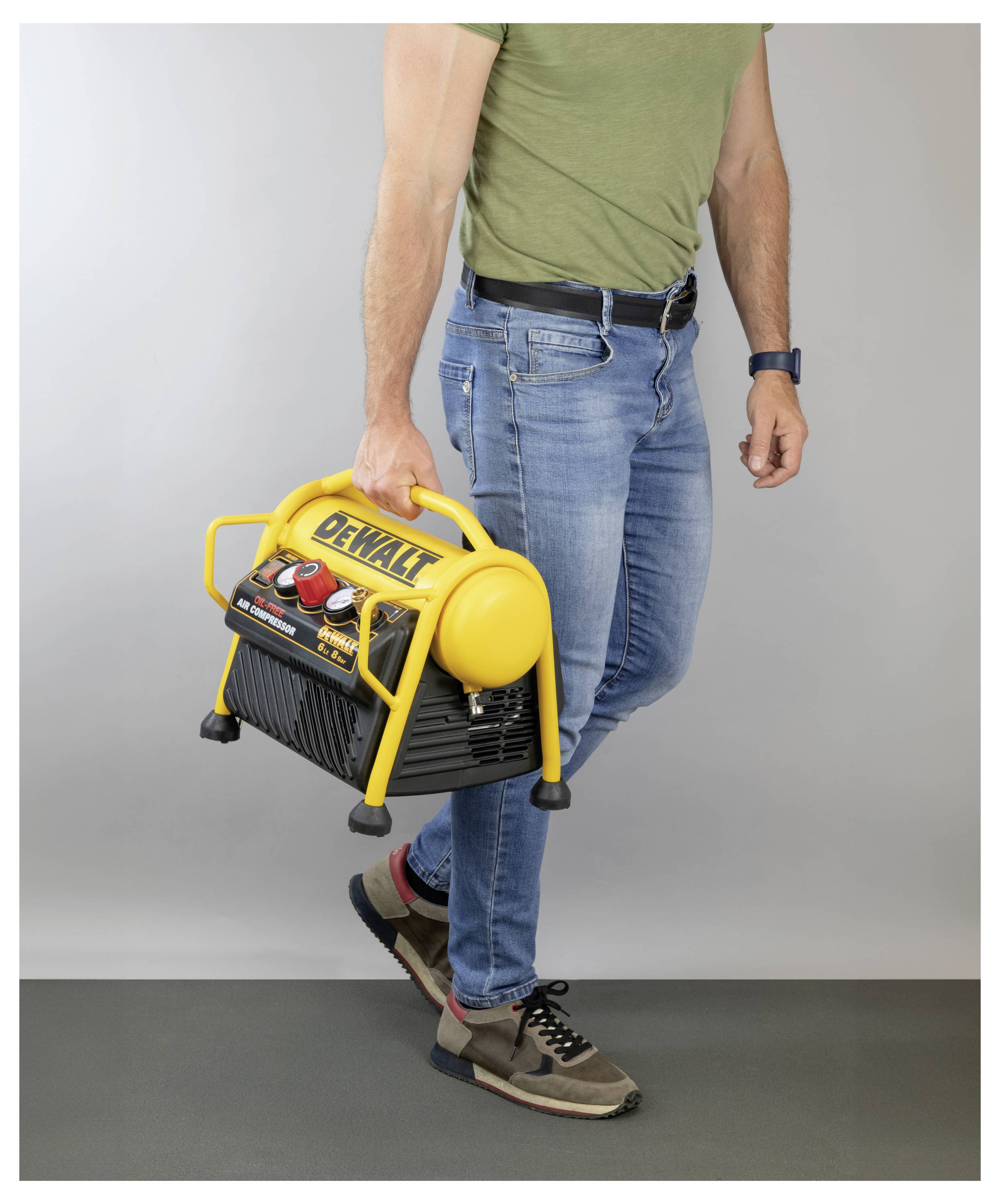 Eine Person trägt einen kompakten, gelben Luftkompressor mit der Aufschrift „DeWalt