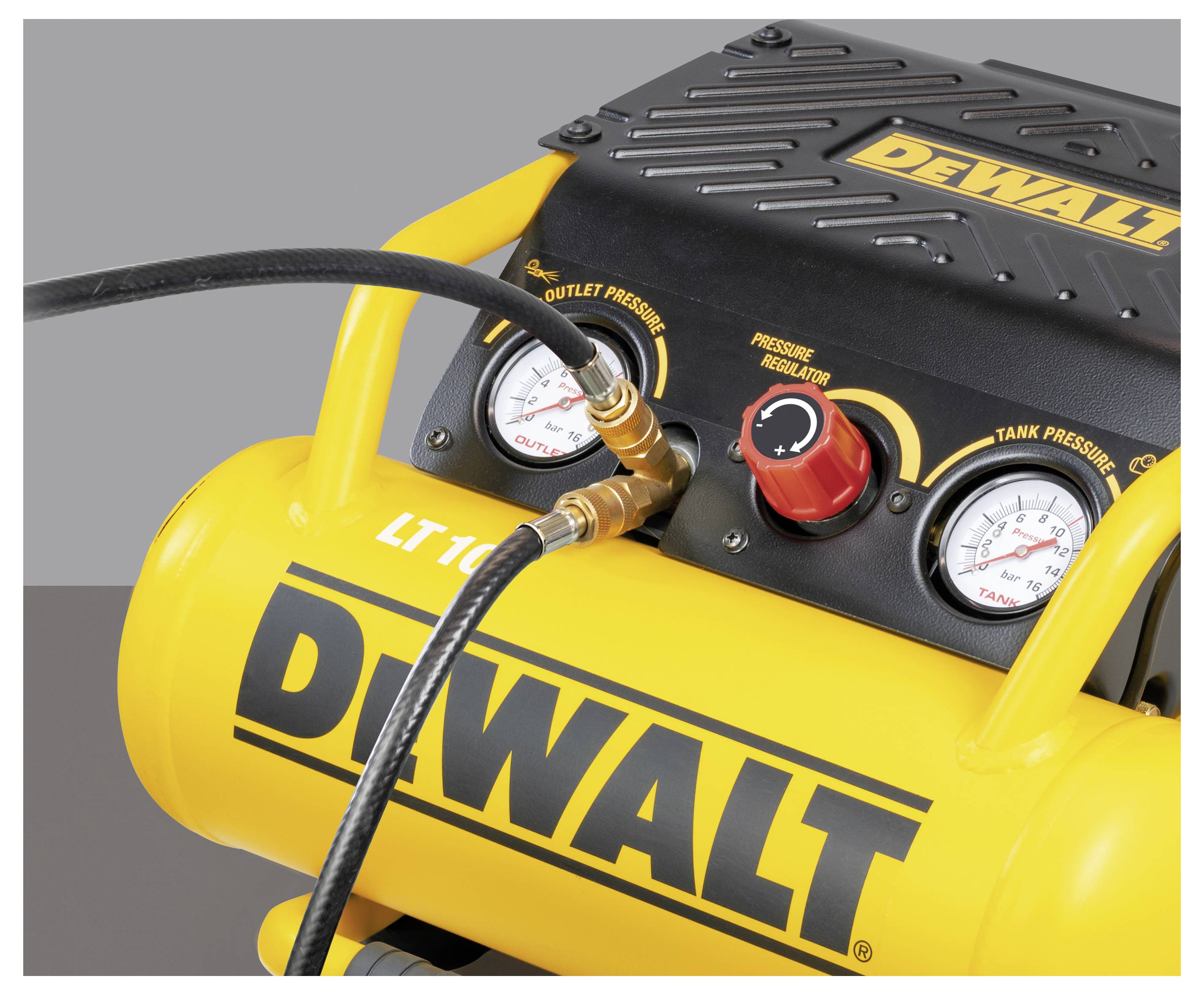 Ein gelber DeWalt-Luftkompressor mit Druckmessern, einem Ausgangsdruckregler und angeschlossenen Schläuchen.